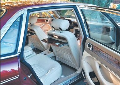 Wykończenie wnętrza i jego jakość budzą błogi uśmiech, a stan tapicerki po 27 latach wprost niedowie