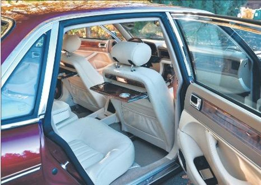 Wykończenie wnętrza i jego jakość budzą błogi uśmiech, a stan tapicerki po 27 latach wprost niedowie