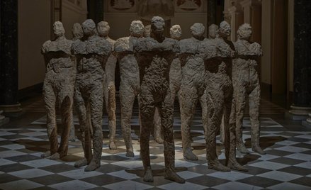 „Ugłowione” Magdaleny Abakanowicz na Zamku Królewskim