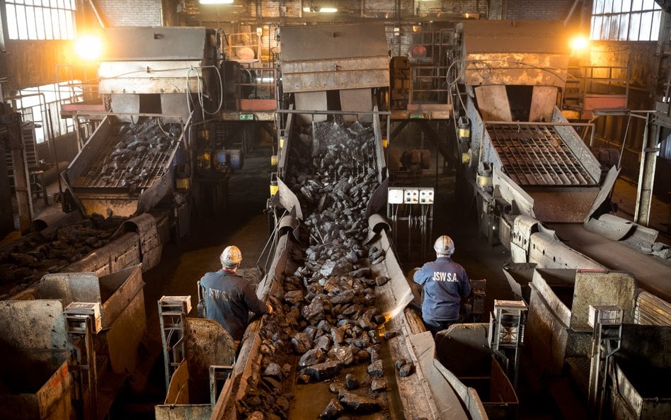 JSW wciąż z dużą stratą, ale z nadzieją patrzy na kolejne miesiące