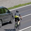 Czy można wyprzedzać rowerzystę na linii ciągłej? Są dwa warunki