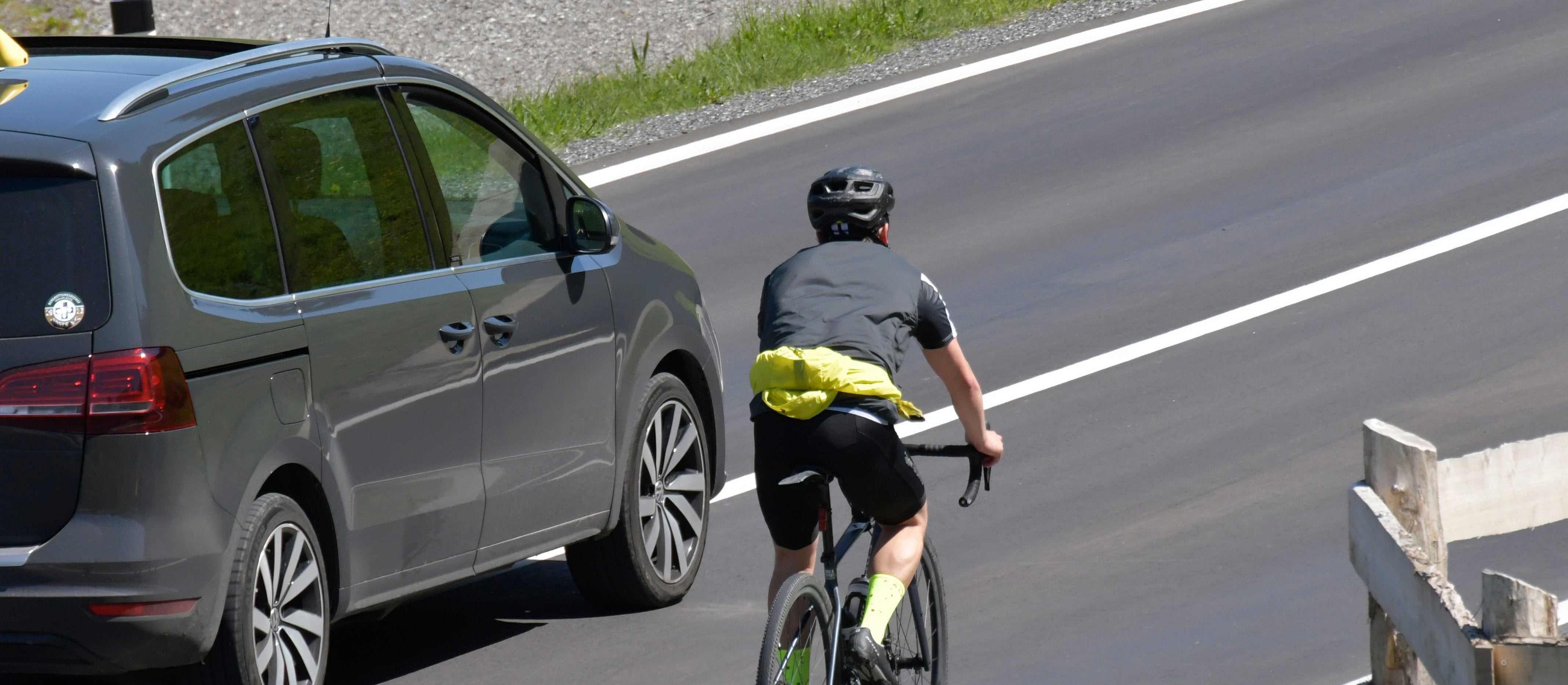 Czy można wyprzedzać rowerzystę na linii ciągłej? Są dwa warunki