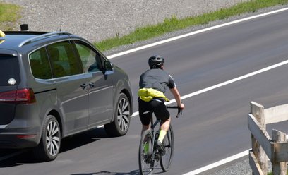 Czy można wyprzedzać rowerzystę na linii ciągłej? Są dwa warunki