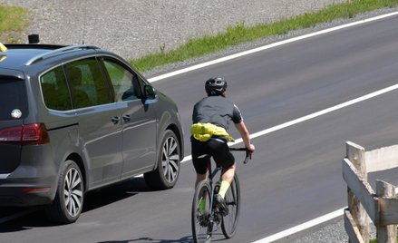 Czy można wyprzedzać rowerzystę na linii ciągłej? Są dwa warunki