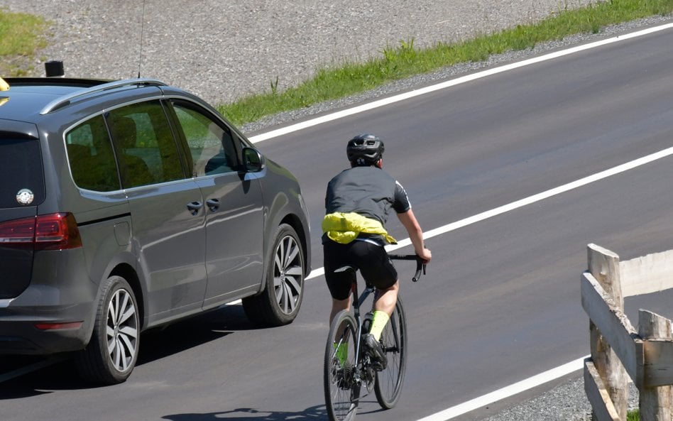 Czy można wyprzedzać rowerzystę na linii ciągłej? Są dwa warunki