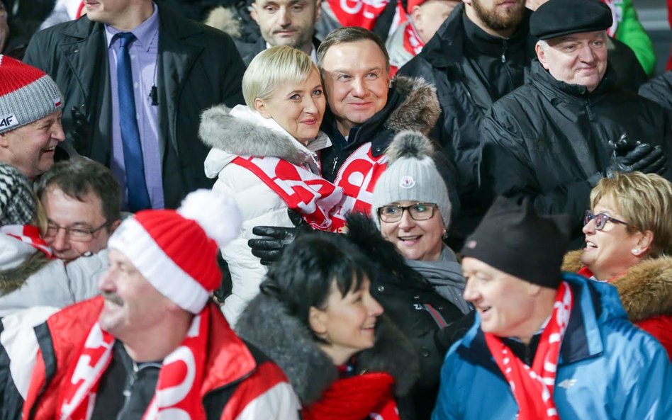 Andrzej Duda z pierwszą damą na zawodach Pucharu Świata w skokach narciarskich