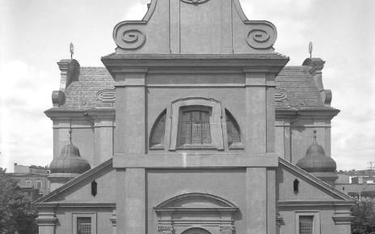 Wschodnia elewacja kościoła pw. św. Mikołaja w Lesznie na zdjęciu sprzed 1939 roku.
