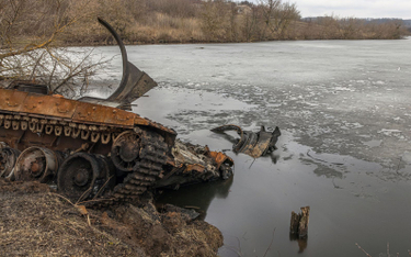 Zniszczony rosyjski czołg w mieście Trościaniec w obwodzie sumskim