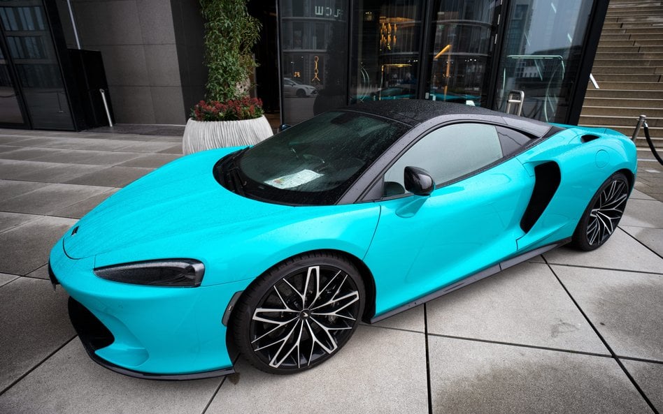 McLaren uległ uszkodzeniu w wyniku wjechania w głęboką dziurę na polskiej drodze / zdjęcie ilustracy