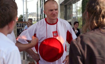 Indor (Eryk Lubos) przygotowuje się do meczu w piłkarskich mistrzostwach świata bezdomnych