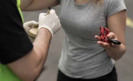 Będą surowsze kary za parkowanie na trawniku