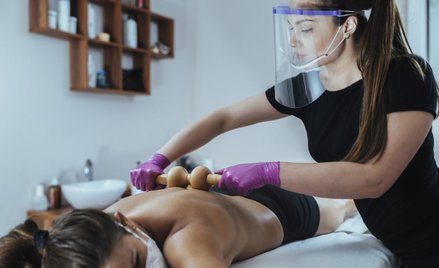 Czy można nakazać noszenia przyłbicy w pracy?