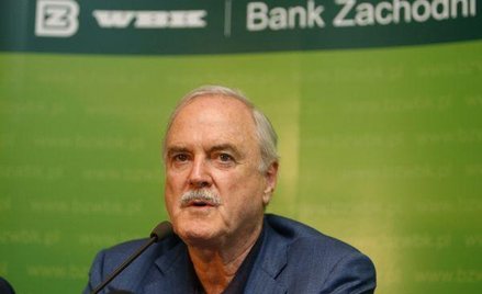 John Cleese, członek grupy Monty Pythona wziął udział w słynnej reklamie banku