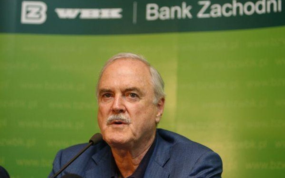 John Cleese, członek grupy Monty Pythona wziął udział w słynnej reklamie banku