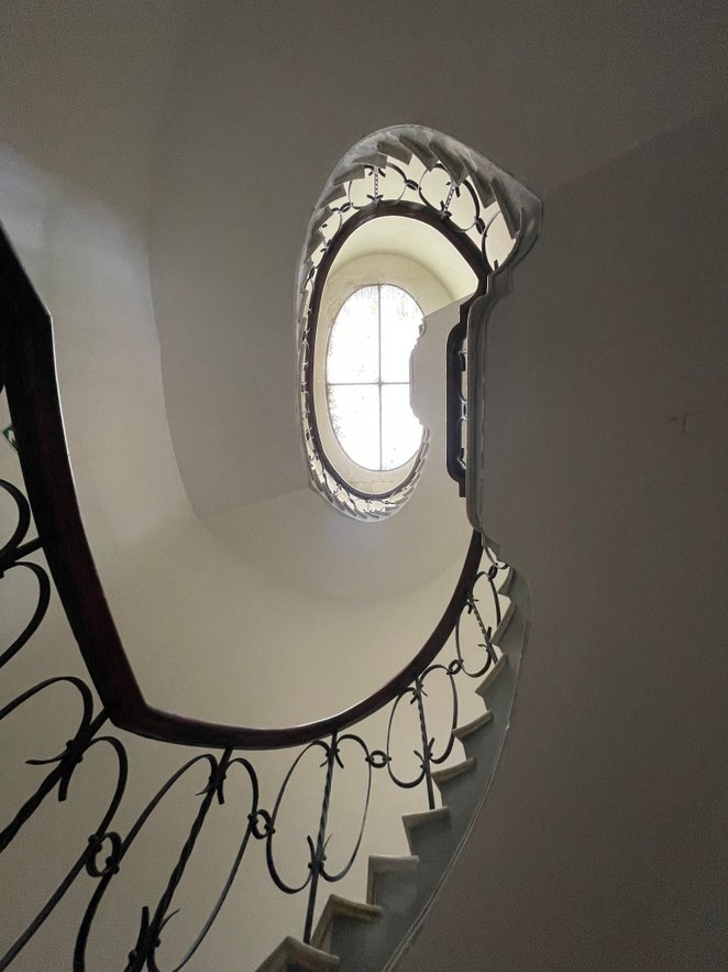 Wnętrza willi Gawrońskich kryją w sobie wysokiej klasy detale, m.in. unikatową klatkę schodową z ażu