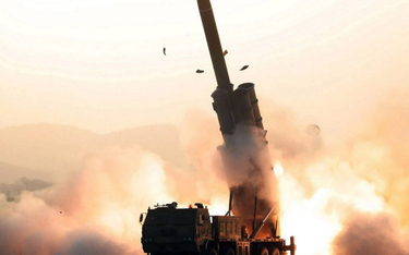 Korea Północna testuje wyrzutnie rakiet z "ciągłym ogniem"