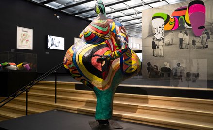 Wystawa „Niki de Saint Phalle, Jean Tinguely i Pontus Hultén” w Grand Palais w Paryżu przyciąga ener