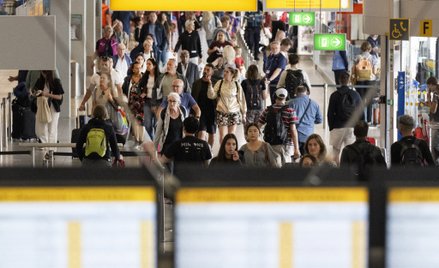 Długie kolejki, drogie parkingi, spóźnione samoloty - tych lotnisk unikaj