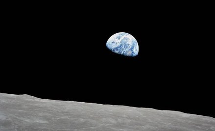 24 grudnia 1968 roku astronauci Apollo 8, Frank Borman, Jim Lovell i Bill Anders, jako pierwsi ludzi