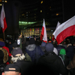 Na wieść o decyzjach nowego rządu w sprawie TVP pod gmach na ul. Woronicza przybyły w środę wieczore