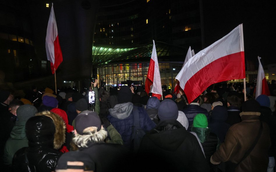 Na wieść o decyzjach nowego rządu w sprawie TVP pod gmach na ul. Woronicza przybyły w środę wieczore