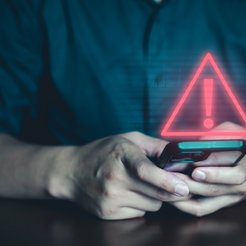 Internetowe oszustwo zaczyna się od spoofingu, fałszywego SMS-a, reklamy inwestycyjnej w mediach spo