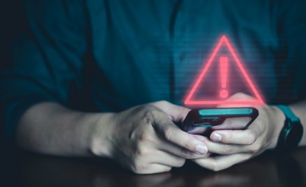 Internetowe oszustwo zaczyna się od spoofingu, fałszywego SMS-a, reklamy inwestycyjnej w mediach spo
