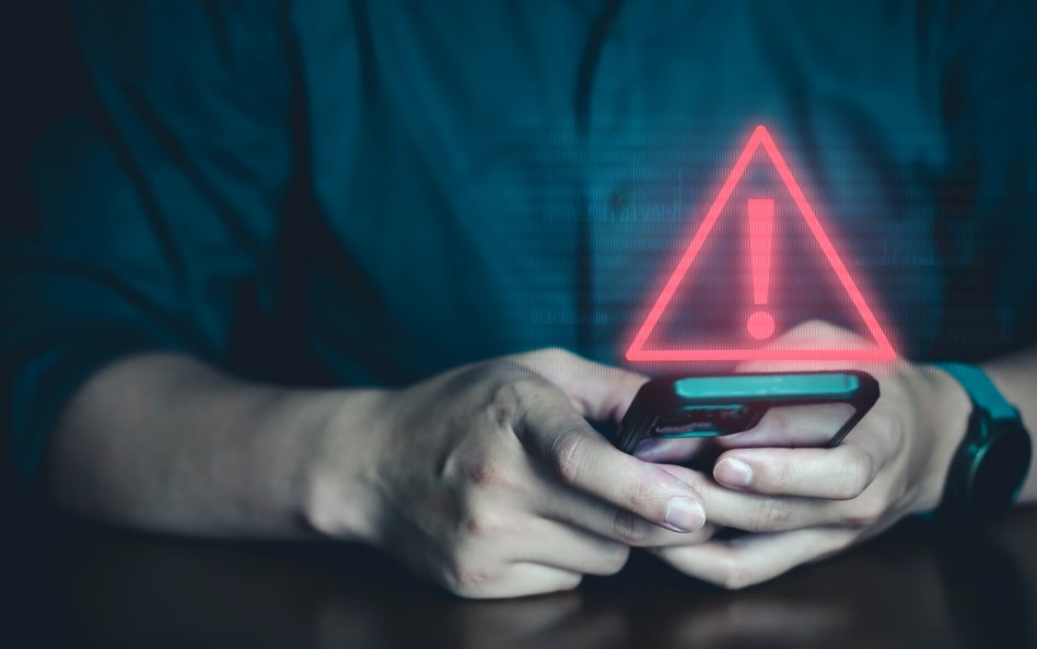 Internetowe oszustwo zaczyna się od spoofingu, fałszywego SMS-a, reklamy inwestycyjnej w mediach spo