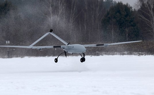 Bezzałogowy aparat latający Lemur podczas lądowania.