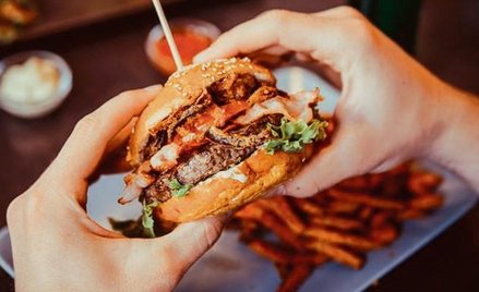 Coraz więcej Polaków ogranicza mięso. Ten trend widoczny jest w ofercie zarówno sklepów spożywczych,