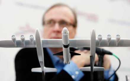 Model największego samolotu świata i Paul Allen w tle