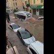 Samochody zalane przez powódź błyskawiczną w Cannes