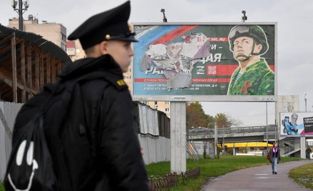 Zniszczony plakat zachęcający do zaciągnięcia się do armii w Sankt Petersburgu