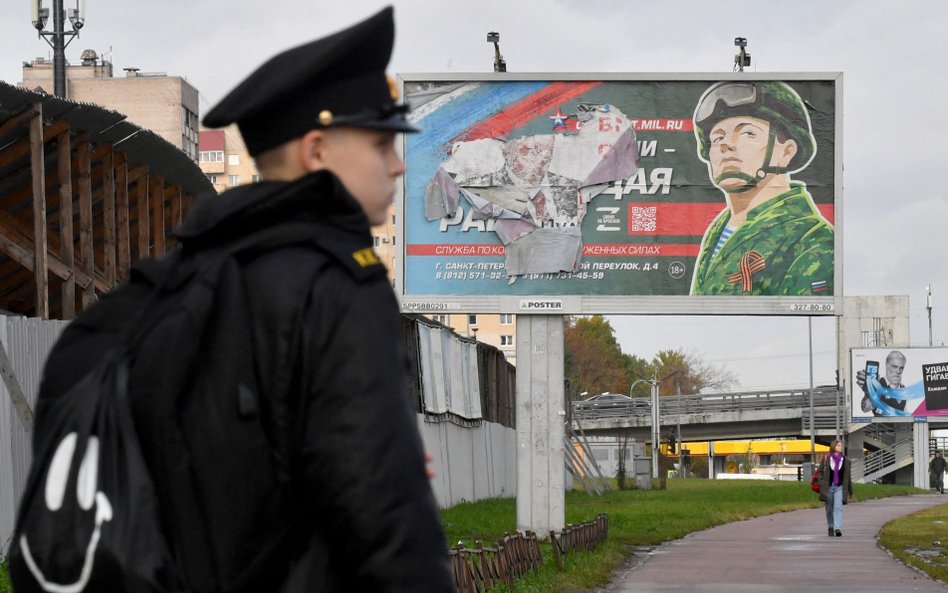 Zniszczony plakat zachęcający do zaciągnięcia się do armii w Sankt Petersburgu