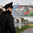 Zniszczony plakat zachęcający do zaciągnięcia się do armii w Sankt Petersburgu