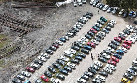 Widok z drona na zapełniony parking w Zakopanem