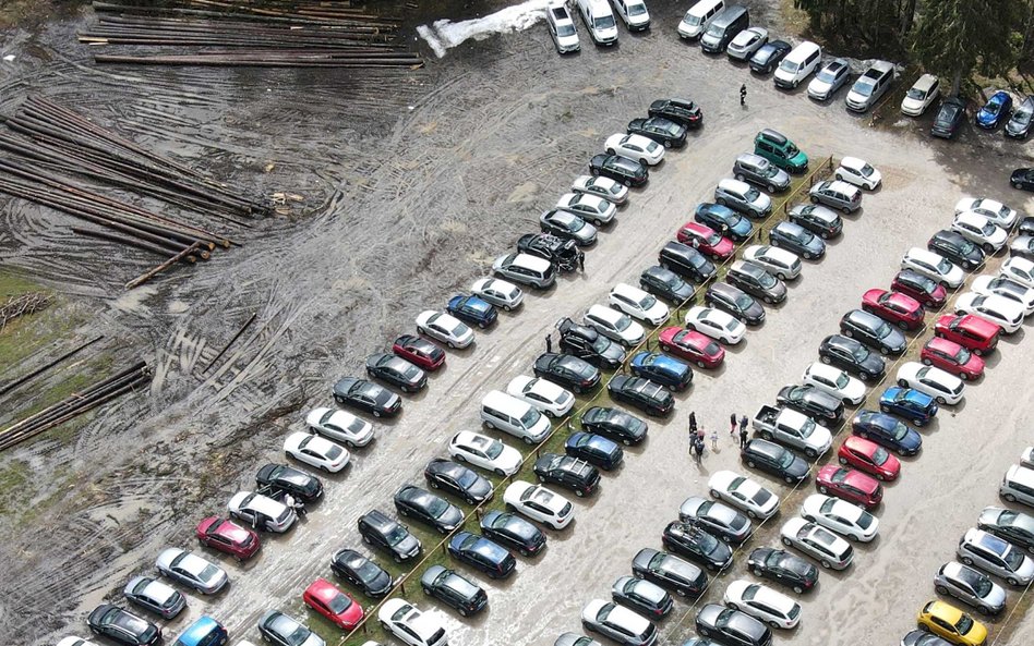 Widok z drona na zapełniony parking w Zakopanem