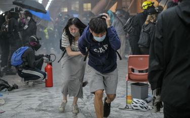 Chiny: Walecznych stu nie opuszcza Hongkongu