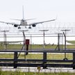 W związku z atakiem dronów działanie zawiesiło m.in. lotnisko Wnukowo (na zdjęciu widać lądowanie sa