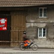 Plakat Szwajcarskiej Partii Ludowej, nawołujący do głosowania przeciwko masowej imigracji