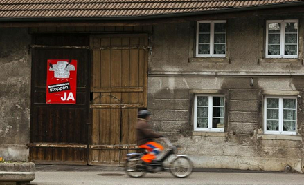 Plakat Szwajcarskiej Partii Ludowej, nawołujący do głosowania przeciwko masowej imigracji