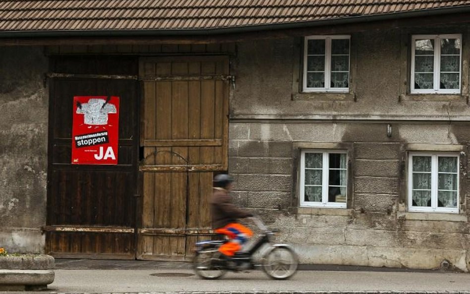 Plakat Szwajcarskiej Partii Ludowej, nawołujący do głosowania przeciwko masowej imigracji