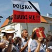 Nikt nas nie informował, że tablica zawiśnie. Nie ma na niej nawet nazwisk ofiar katastrofy – wytyka