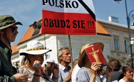 Nikt nas nie informował, że tablica zawiśnie. Nie ma na niej nawet nazwisk ofiar katastrofy – wytyka