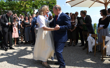 Taniec Putina. Prezydent Rosji na ślubie szefowej MSZ Austrii