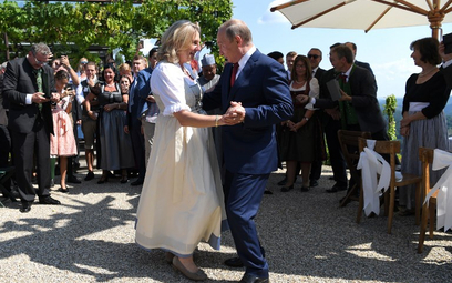 Taniec Putina. Prezydent Rosji na ślubie szefowej MSZ Austrii