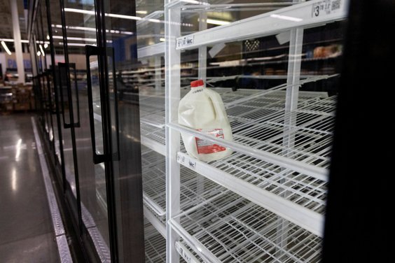 Pusta lodówka w sklepie w St. Louis (Missouri)