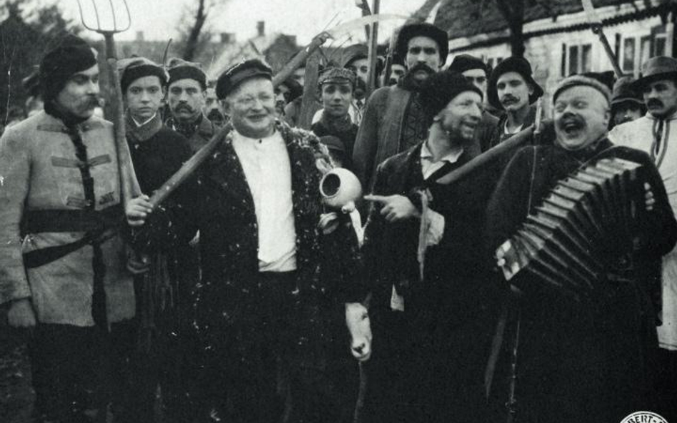 Scena zbiorowa z filmu „W polskich lasach„ („In di pojlisze welder” – 1929) wg Józefa Opatoszu, w re