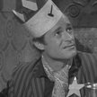 Dick Miller jako Walter Paisley w komediowym horrorze "Wiadro krwi" z 1959 roku