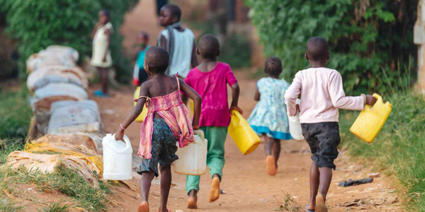 Uganda: Dzieci pracują w kopalniach zamiast się uczyć, bo COVID zamknął szkoły